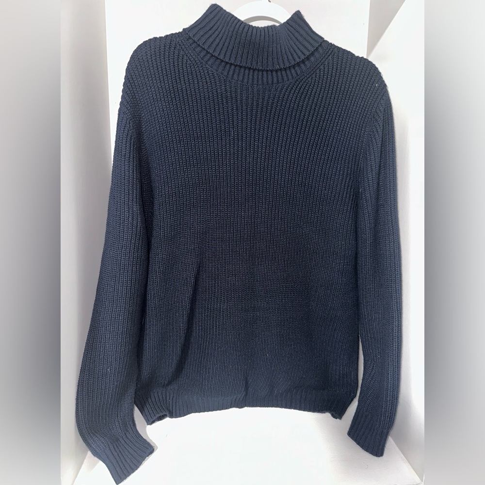 Pull&Bear ribbed roll sweater neck in navy. Size M.